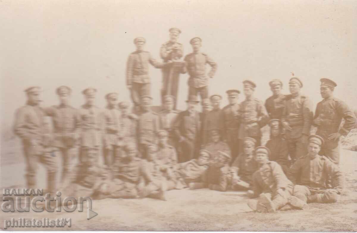 MILITARY PHOTO 13 SOLDIERS ON BREAK 1918
