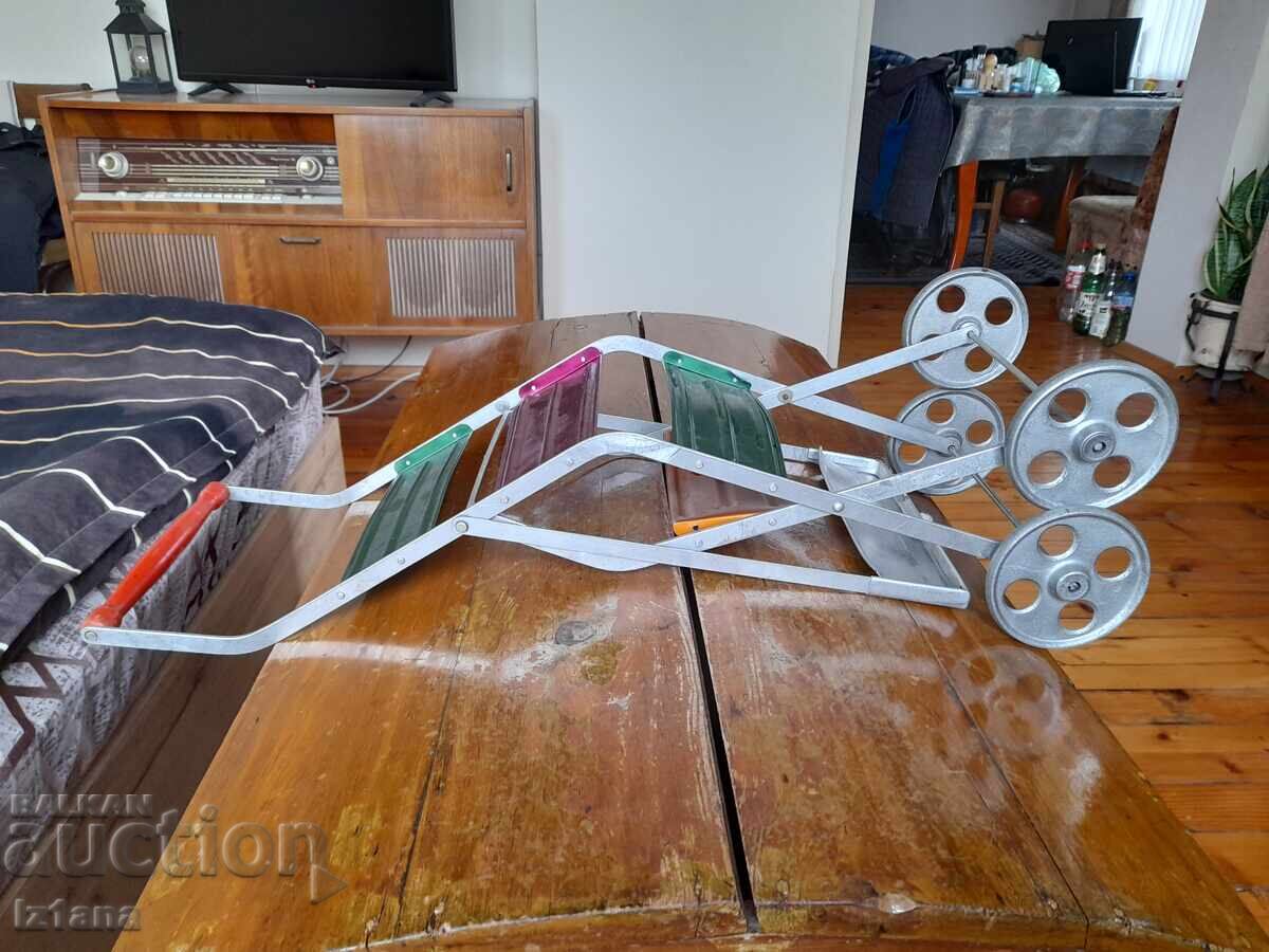 Cărucior de păpuși vechi cu preț € 67.00 | 131.04 BGN