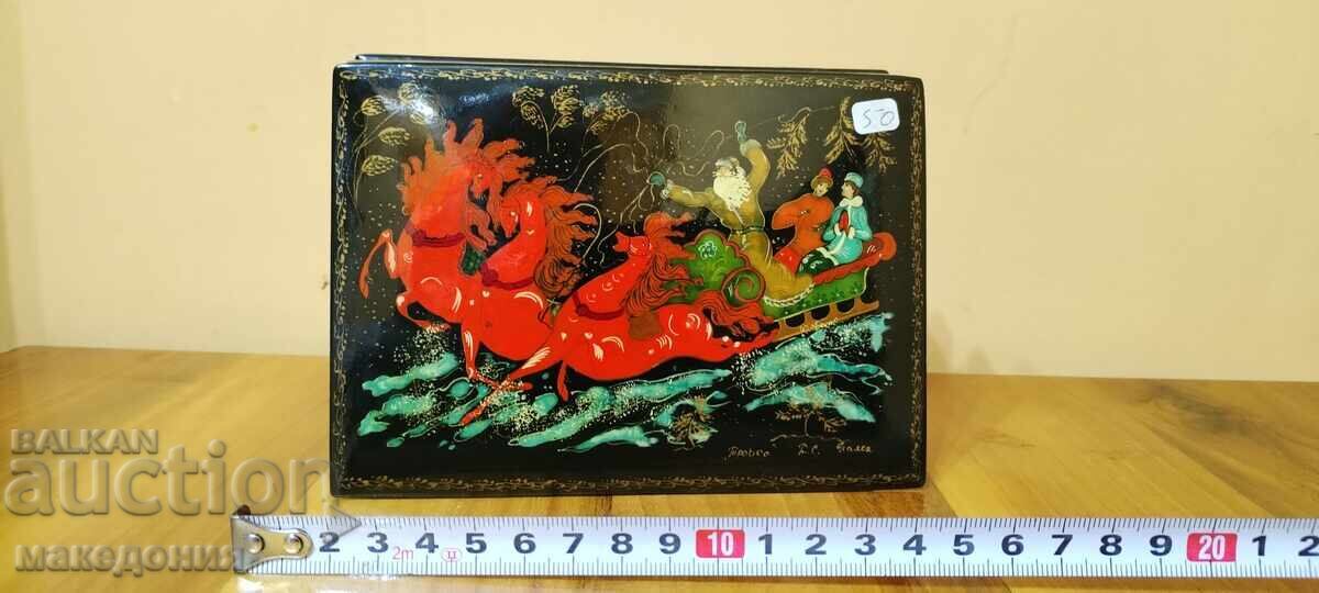 Cutii lacuite rusești cu preț € 250.00 | 488.96 BGN