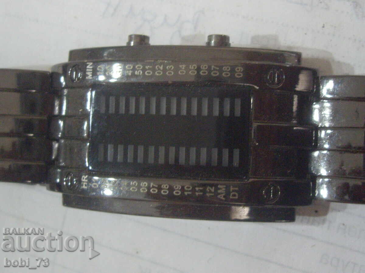 Ceas bărbătesc straniu