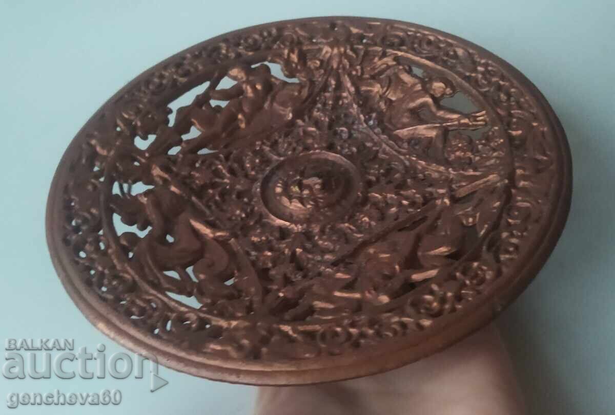 Аукцион Викторианската чиния с митологични сцени