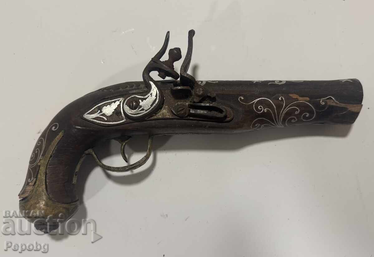 Pistolă veche cu cremene