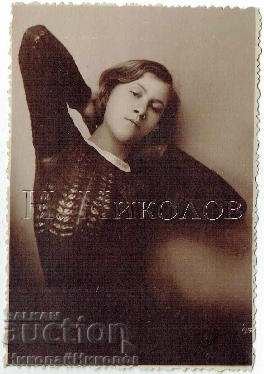 OLD PHOTO RETRO BEAUTY IN STUDIO J442