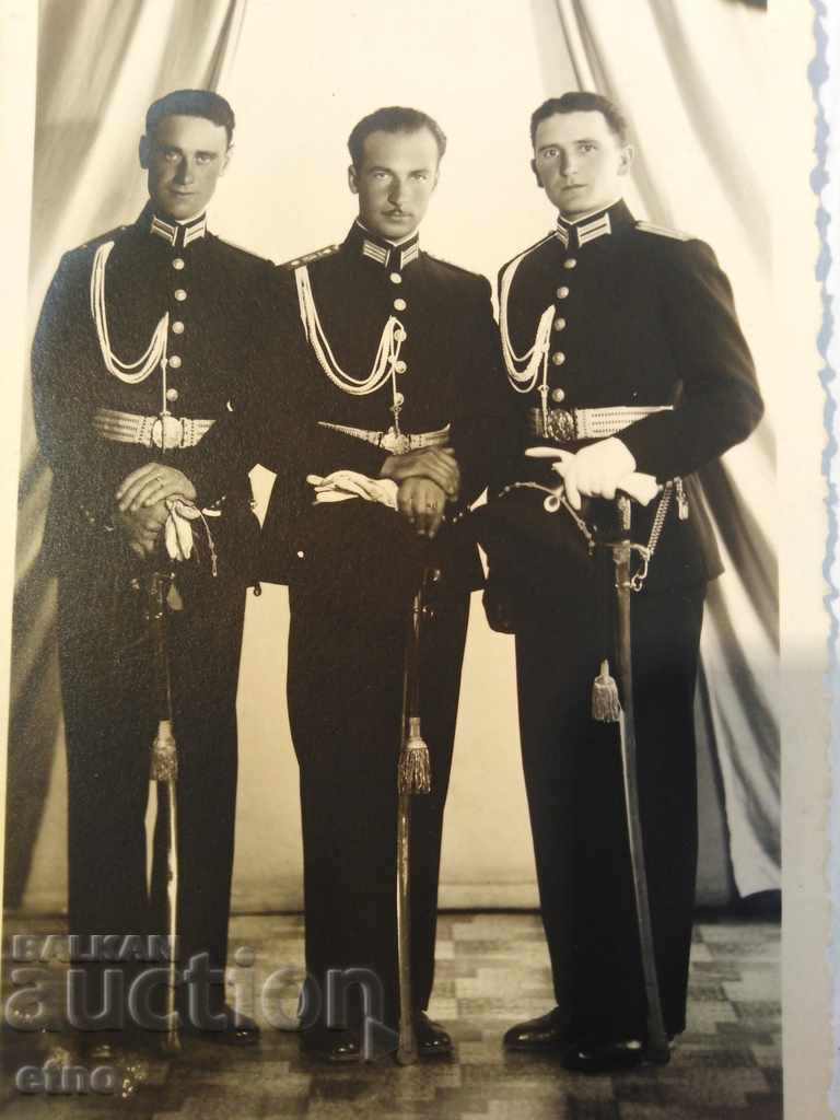 Licitație TITLU REGAL - sabie, dragonă, uniformă