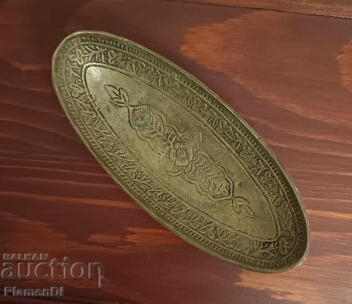 Винтидж месингова паничка, поднос с релефна гравюра. с цена € 9.00 | 17.60 лв.