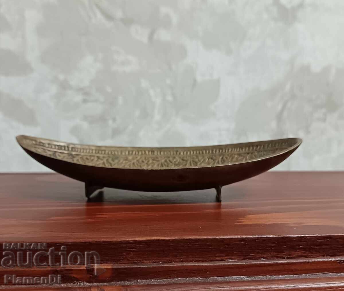 Аукцион Винтидж месингова паничка, поднос с релефна гравюра.