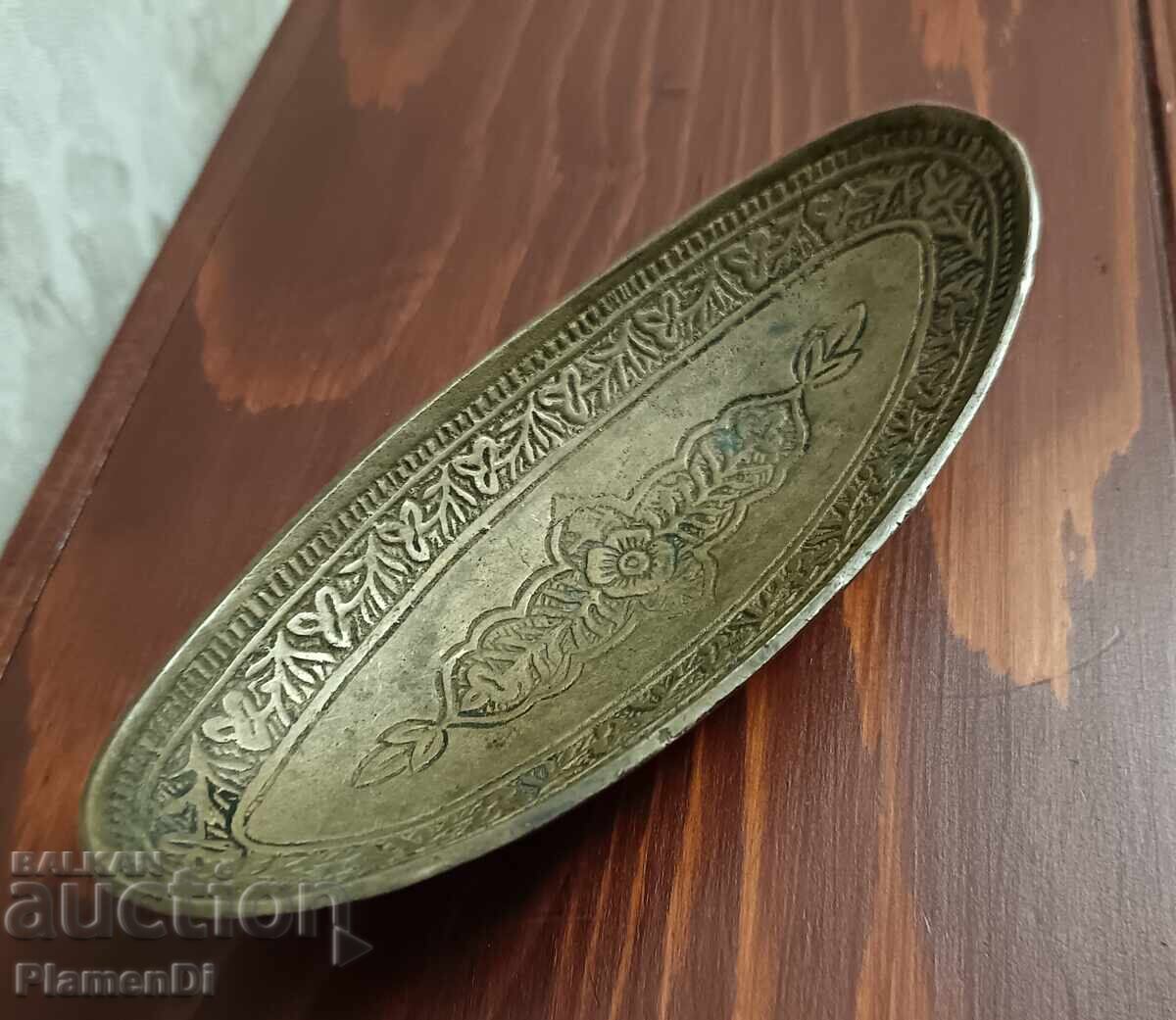 Доставка на Винтидж месингова паничка, поднос с релефна гравюра.