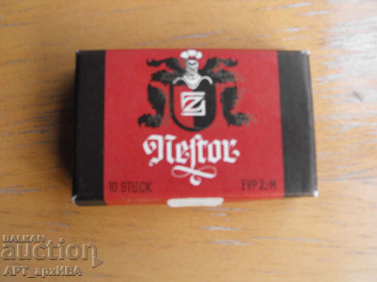Кутия с пурети, 9 бр., NESTOR. VEB Zigarrenfabrik Treffurt. Кутия с пурети, 9 бр., NESTOR. VEB Zigarrenfabrik Treffurt.