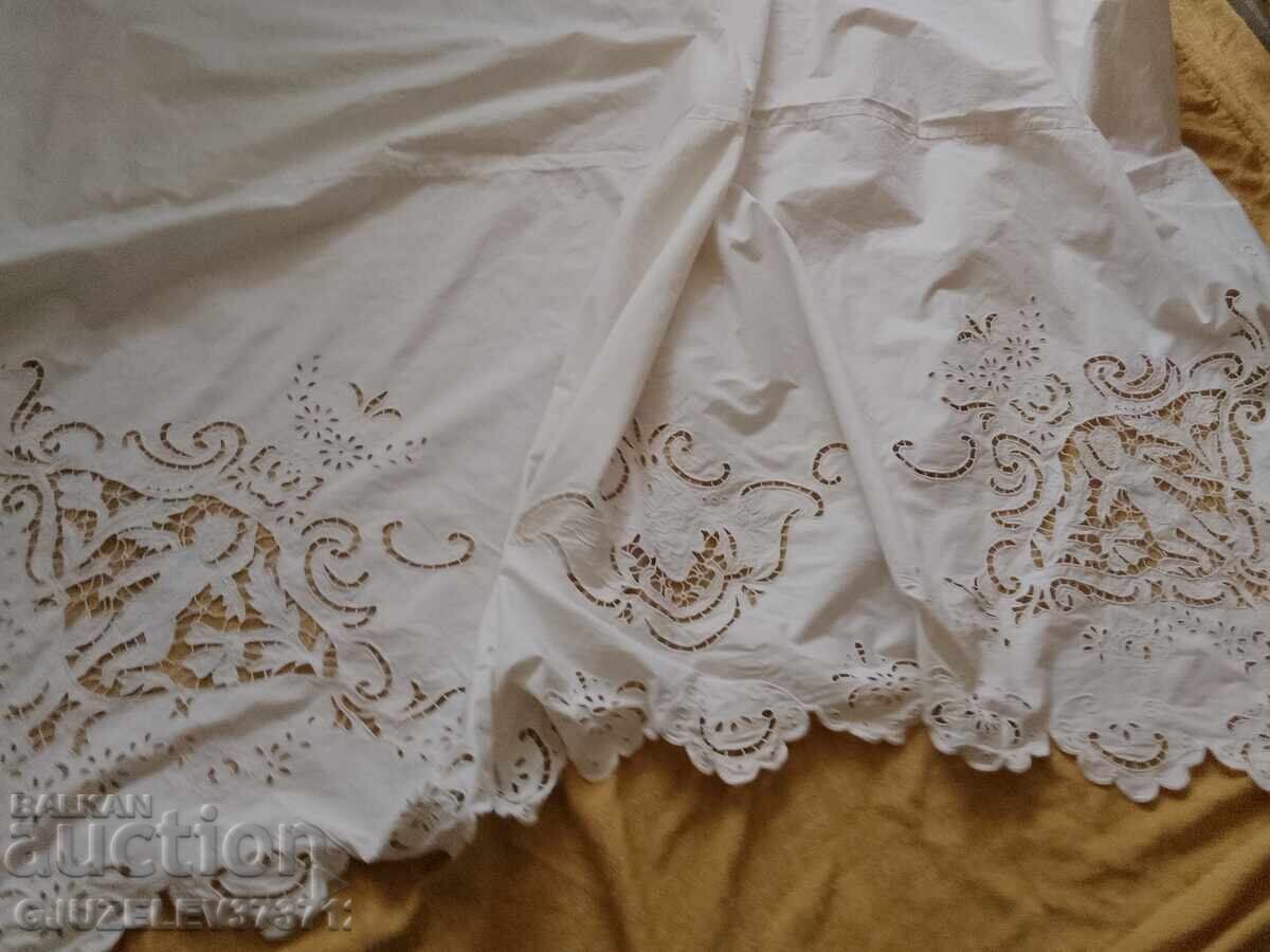 Perdea retro - față de masă cu broderie decupată de Cupidon