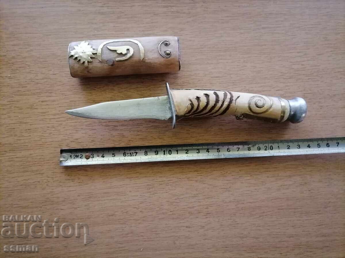 Аукцион стар нож с резбована дръжка чемшир глава на кон бронз камъни Аукцион стар нож с резбована дръжка чемшир глава на кон бронз камъни