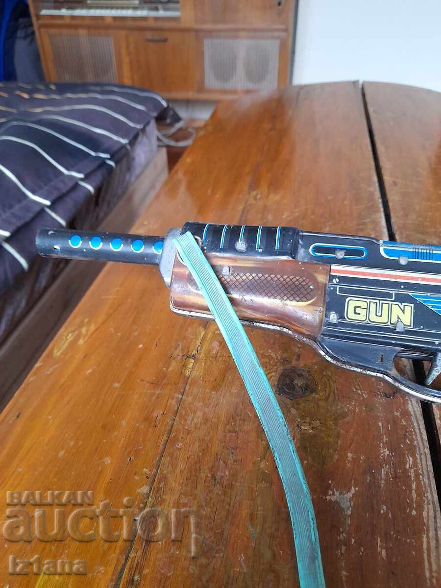 Стар детски метален автомат с цена € 53.00 | 103.66 лв.