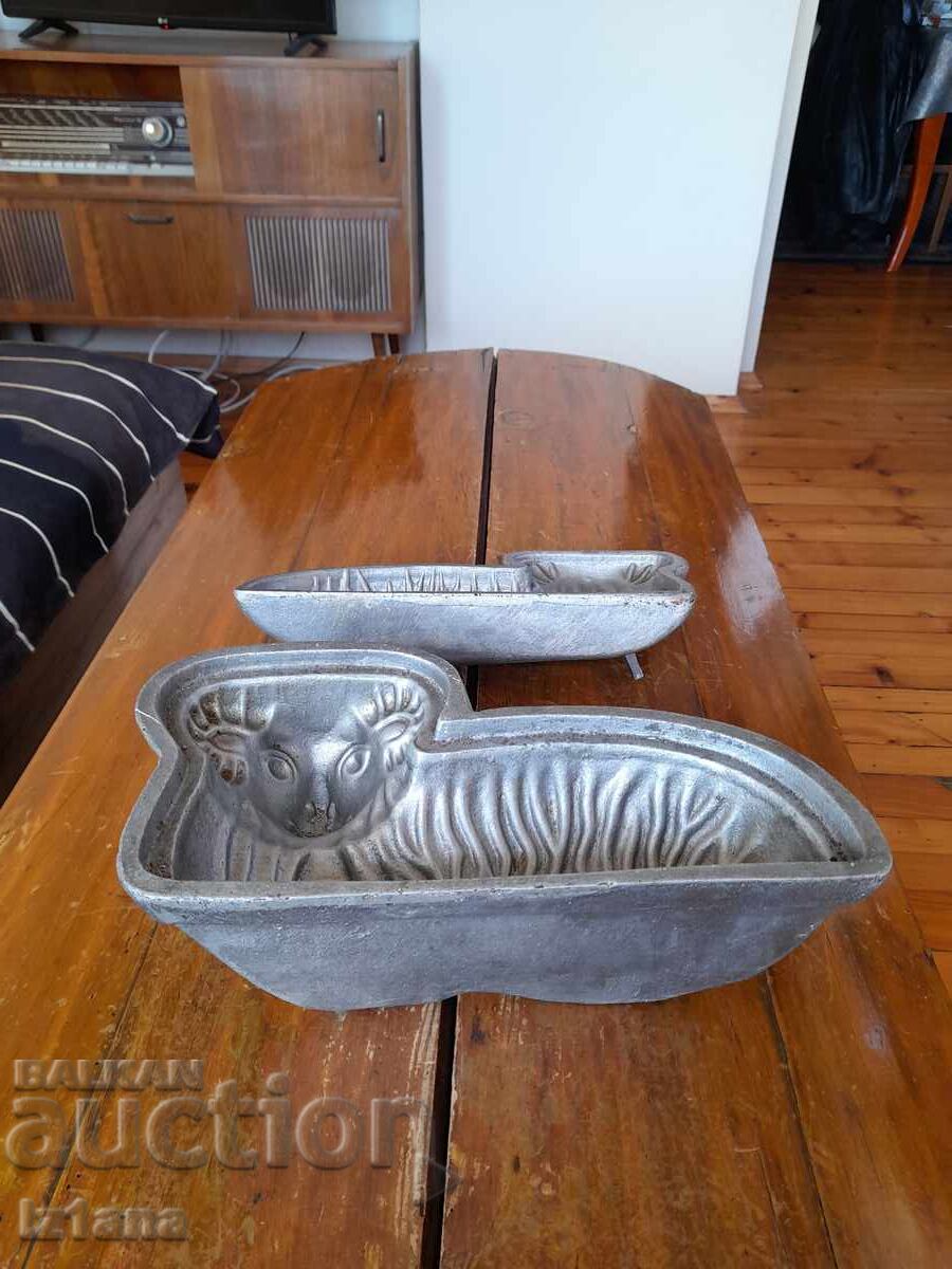 Livrarea Forma veche pentru frigerea Mielului