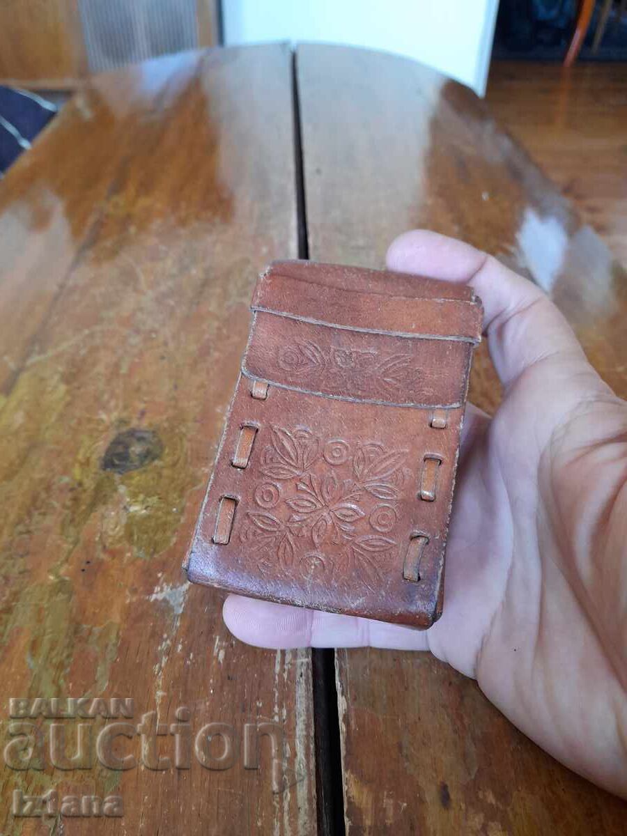 Стара кожена табакера за цигари,калъф с цена € 16.00 | 31.29 лв. Стара кожена табакера за цигари,калъф с цена € 16.00 | 31.29 лв.