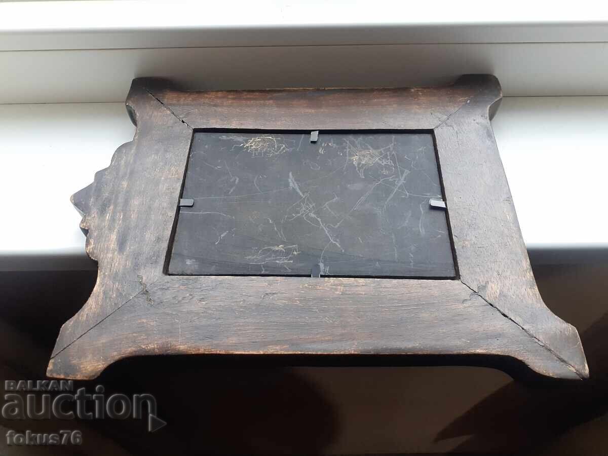 Παράδοση Όμορφη και κομψή ξύλινη κορνίζα με ξυλογλυπτική