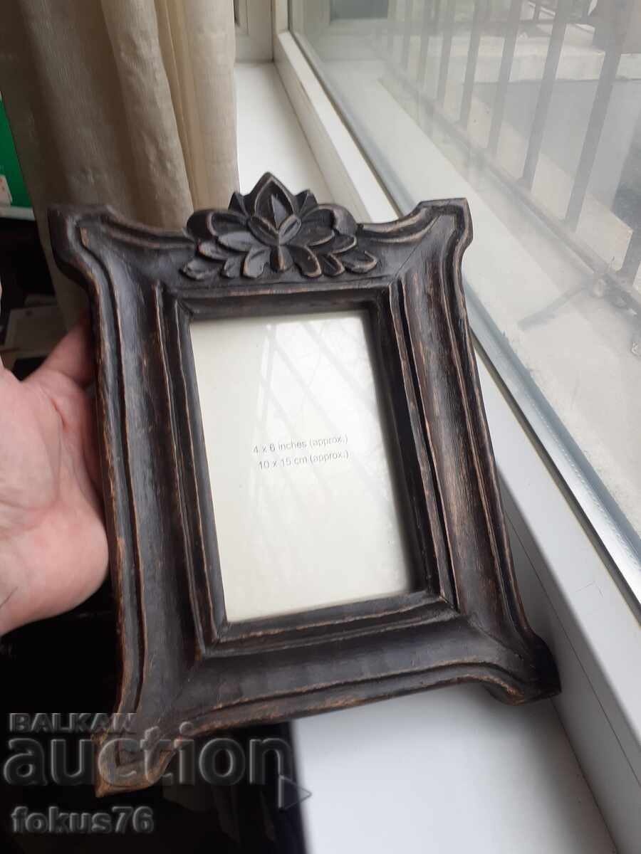 Όμορφη και κομψή ξύλινη κορνίζα με ξυλογλυπτική