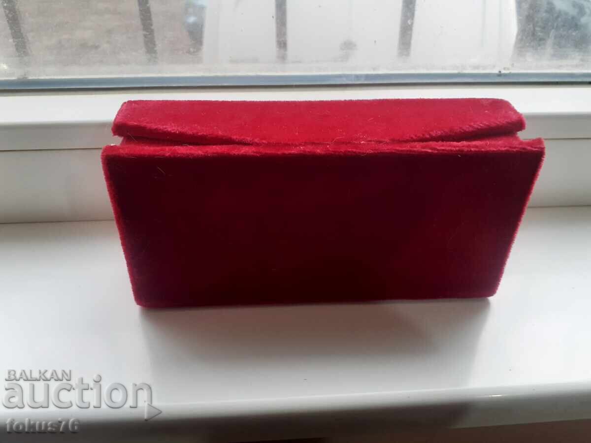 Παράδοση Λουξ κουτί δώρου κόκκινο βελούδο - σαν καινούργιο Παράδοση Λουξ κουτί δώρου κόκκινο βελούδο - σαν καινούργιο