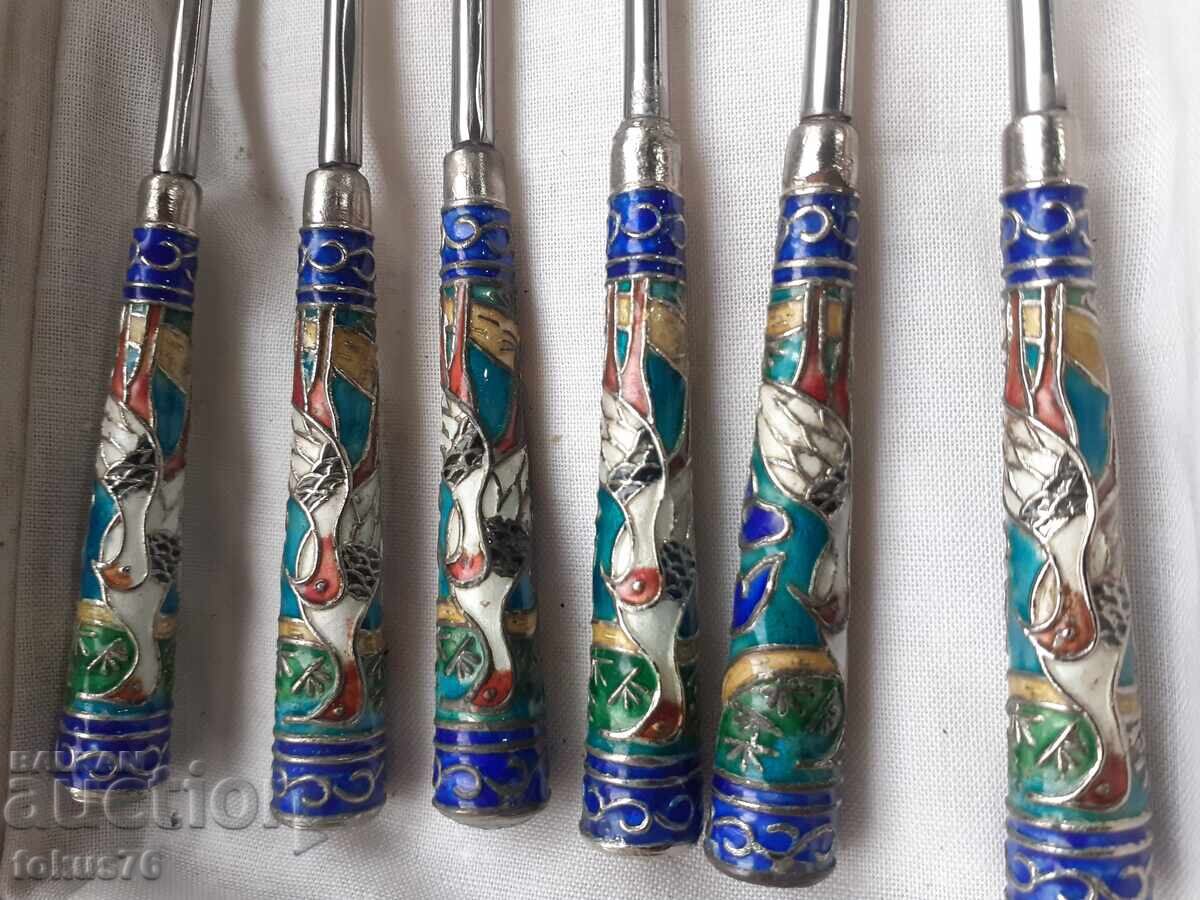 Σετ αντίκες κουταλάκια με κυψελωτό σμάλτο - κλοαζονέ με τιμή € 75.00 | 146.69 BGN Σετ αντίκες κουταλάκια με κυψελωτό σμάλτο - κλοαζονέ με τιμή € 75.00 | 146.69 BGN