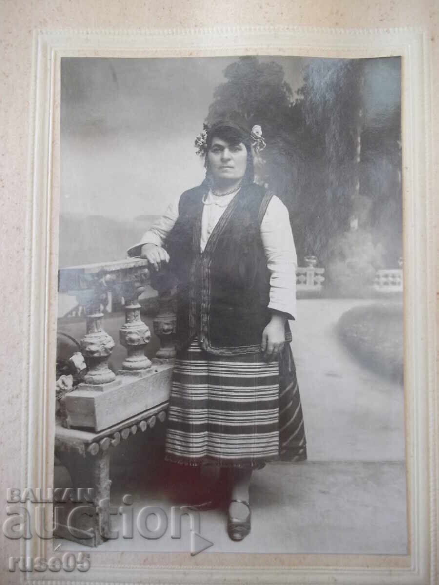 Licitație Fotografie veche pe carton a unei femei în costum național