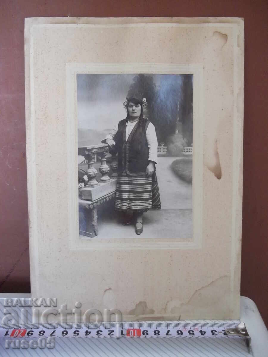 Fotografie veche pe carton a unei femei în costum național
