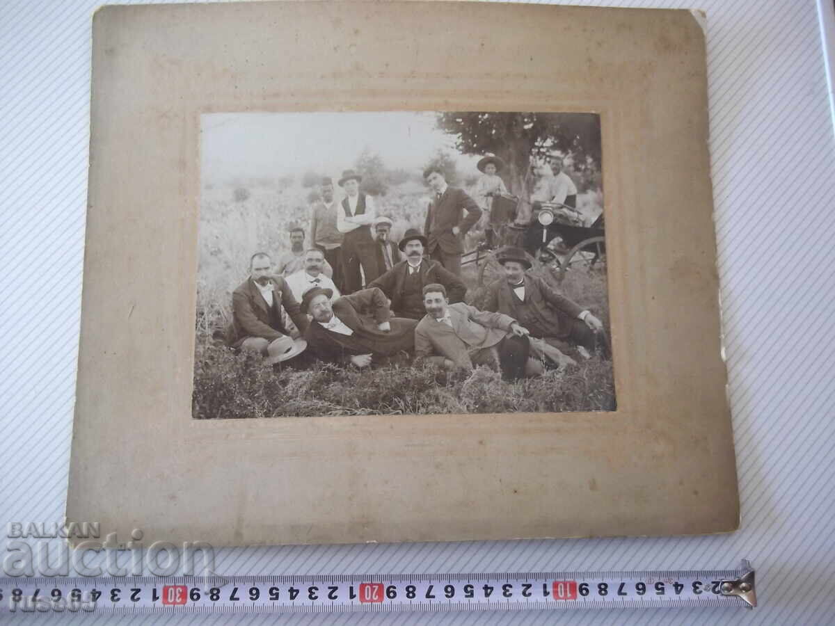 Снимка стара картон на група мъже на излет сред природата