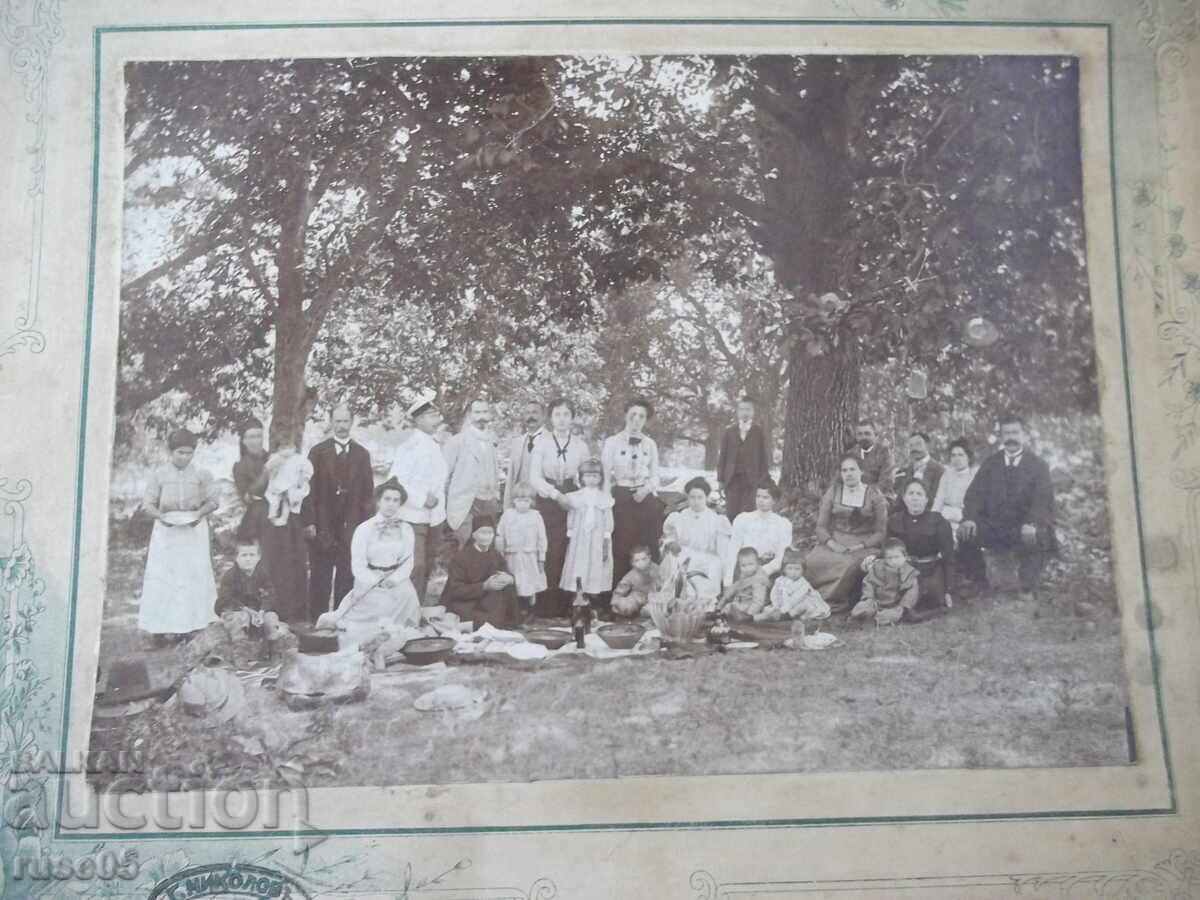 Φωτογραφία παλιό χαρτόνι οικογένειες σε εκδρομή στη φύση με τιμή € 10.23 | 20.01 BGN