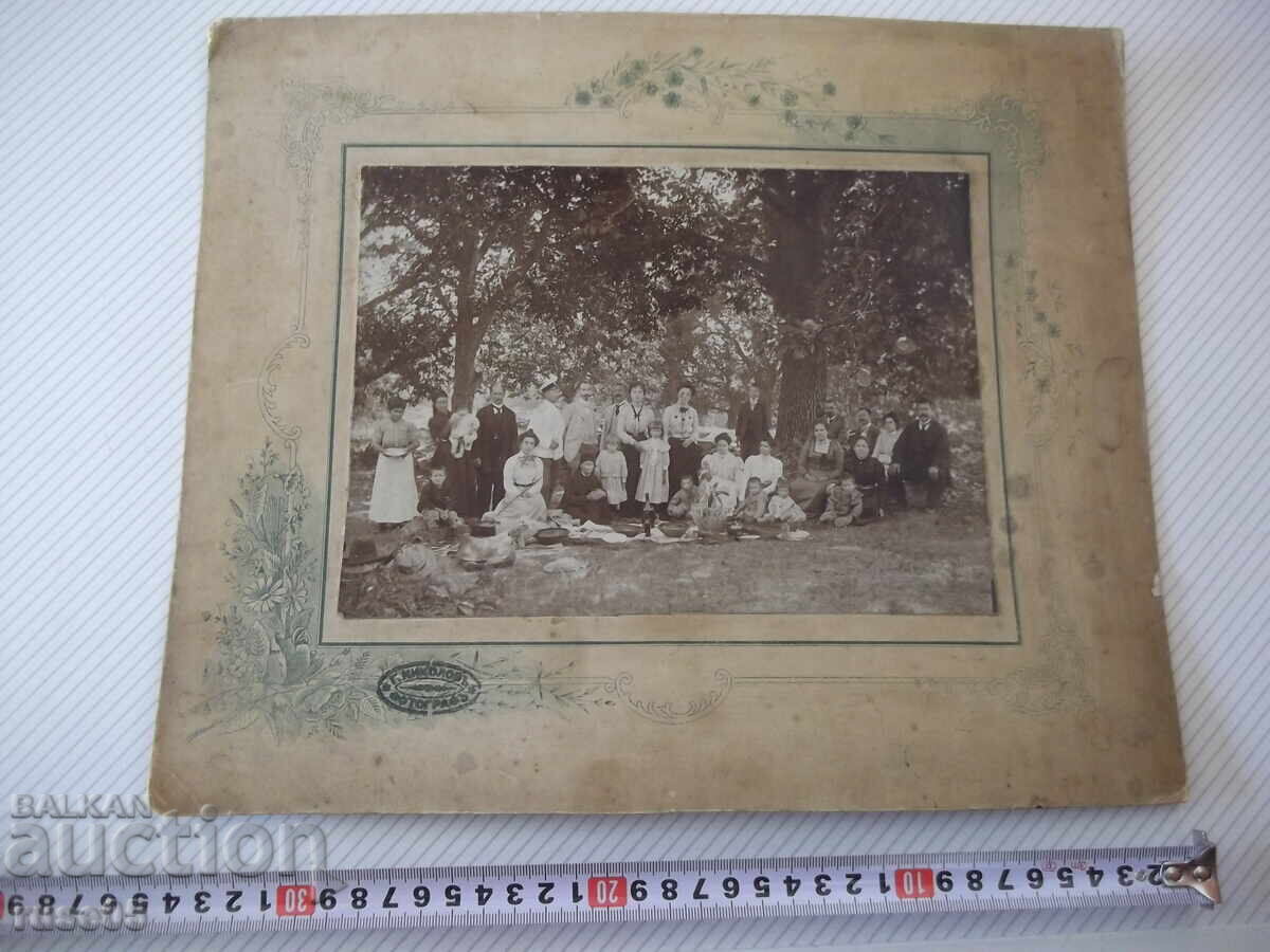 Φωτογραφία παλιό χαρτόνι οικογένειες σε εκδρομή στη φύση