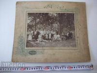 Снимка стара картон на семейства на излет сред природата