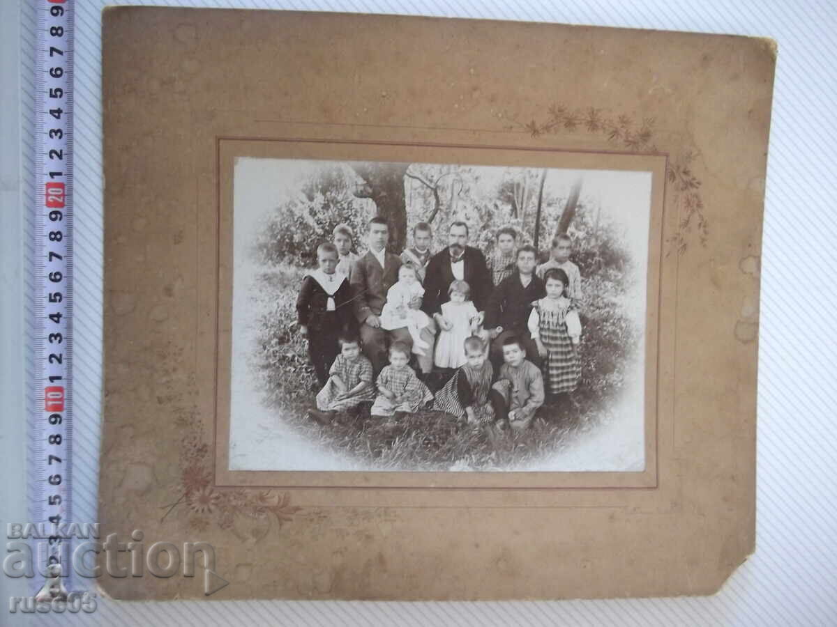 Аукцион Снимка стара картон на мъж с деца на излет сред природата