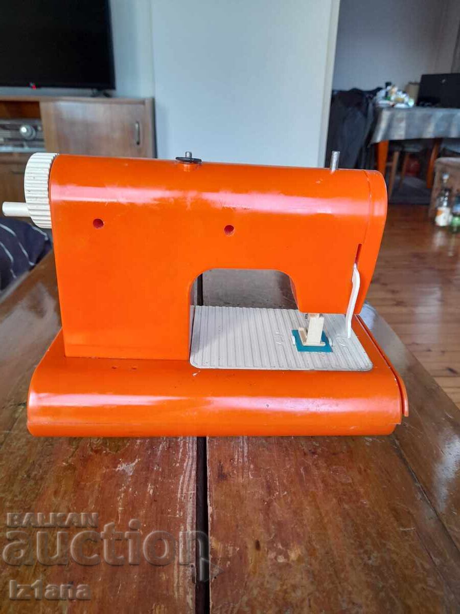 Licitație Mașină de cusut veche pentru copii Gabriela