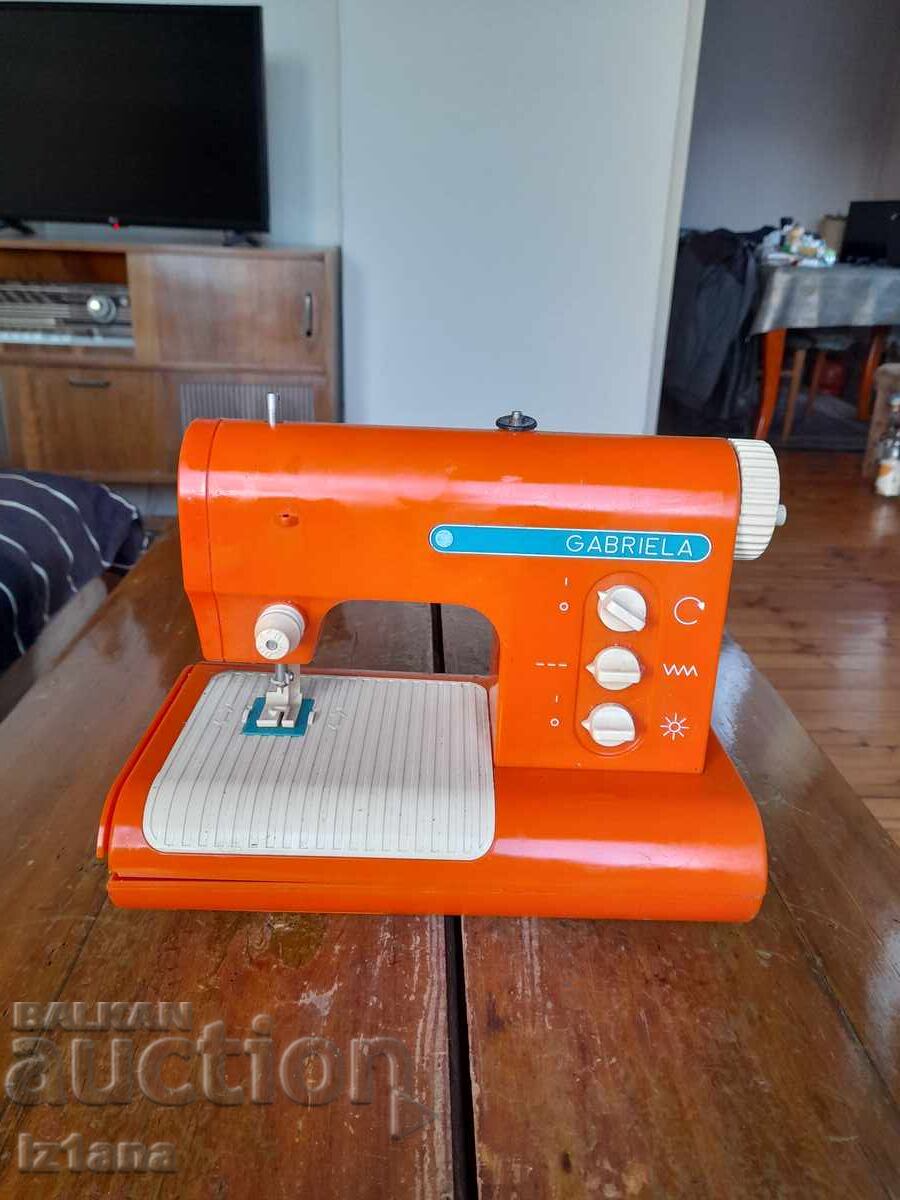 Mașină de cusut veche pentru copii Gabriela