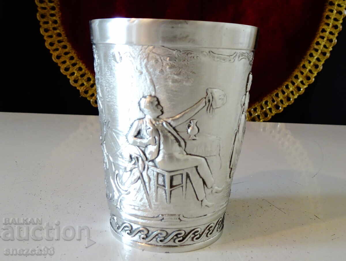 Cană de vin din tablă cu scenă romantică dintr-un cântec de dragoste cu preț € 22.99 | 44.96 BGN Cană de vin din tablă cu scenă romantică dintr-un cântec de dragoste cu preț € 22.99 | 44.96 BGN