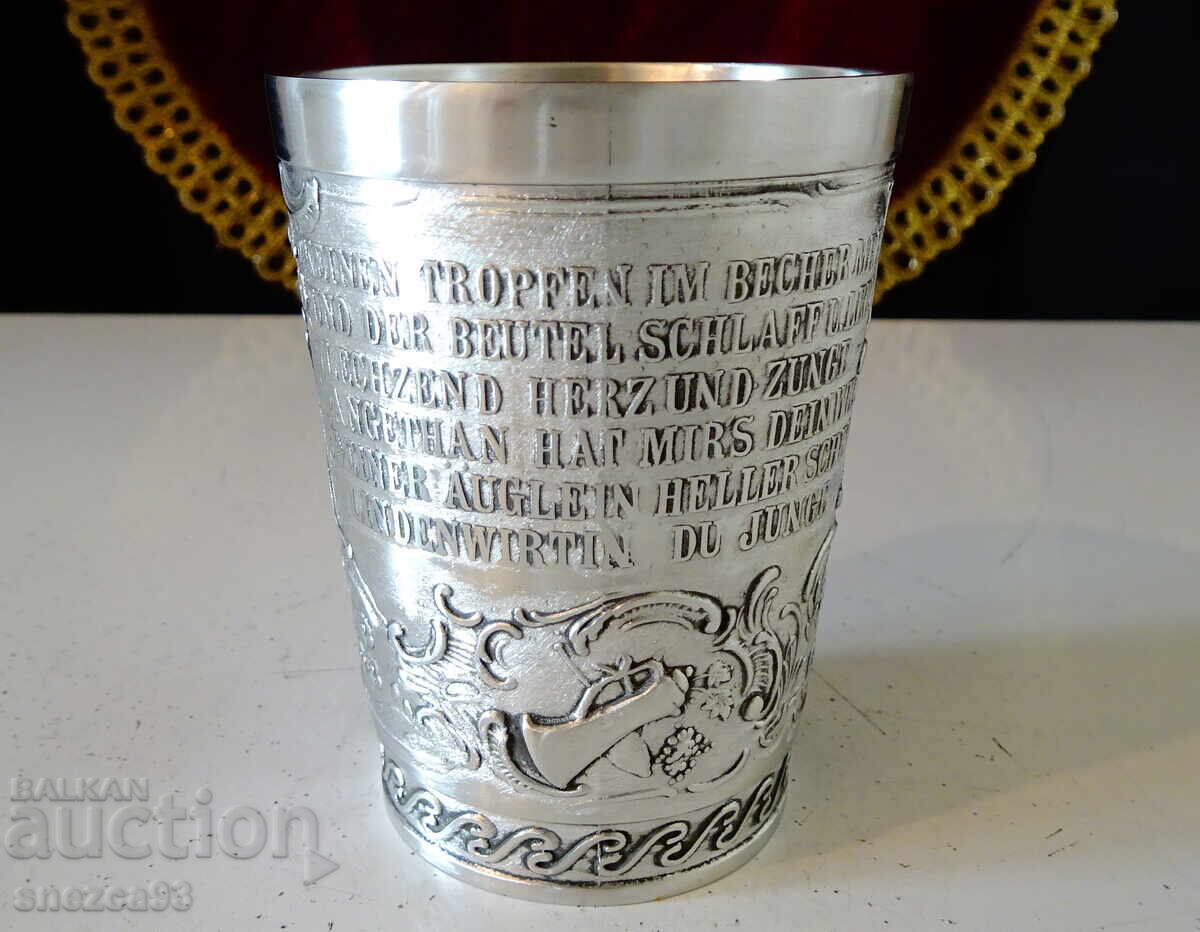 Livrarea Cană de vin din tablă cu scenă romantică dintr-un cântec de dragoste Livrarea Cană de vin din tablă cu scenă romantică dintr-un cântec de dragoste