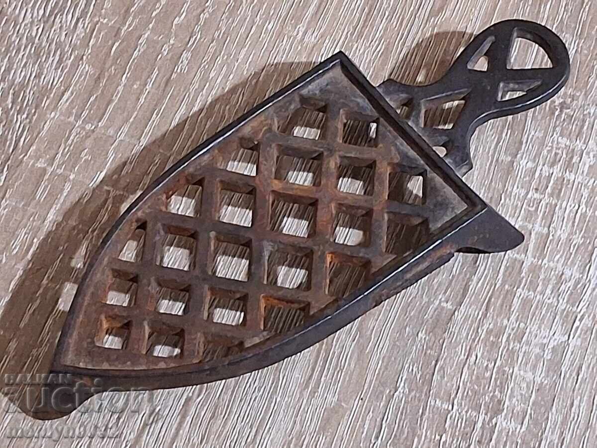 Στήριγμα σιδήρου, φιγούρα από χυτοσίδηρο, ΣΠΑΝΙΟ