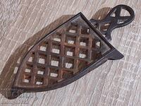 Στήριγμα σιδήρου, φιγούρα από χυτοσίδηρο, ΣΠΑΝΙΟ