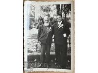 Δύο άντρες με εφημερίδα στην τσέπη