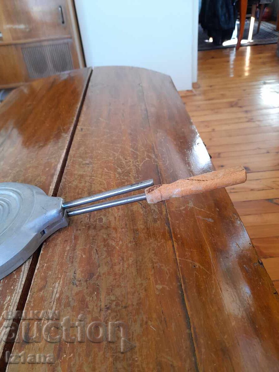 Μια παλιά φόρμα για το ψήσιμο γλυκών με τιμή € 22.00 | 43.03 BGN Μια παλιά φόρμα για το ψήσιμο γλυκών με τιμή € 22.00 | 43.03 BGN