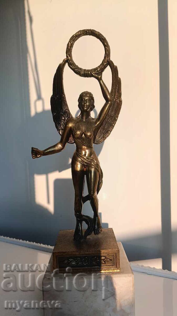 Бронзова скулптура на Виктория , богиня на победата с цена € 70.00 | 136.91 лв.