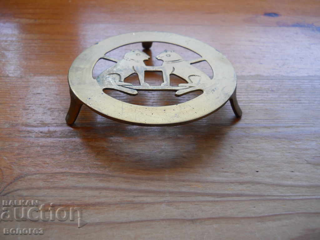 Μπρούτζινο σταντ για ζεστά πιάτα με τιμή € 2.60 | 5.09 BGN