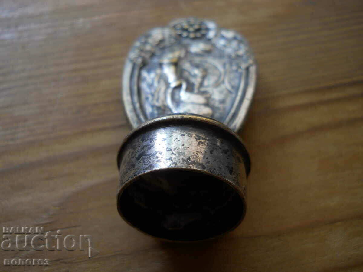 Auction Silver-plated wine bottle cap - France - 19th century Auction Silver-plated wine bottle cap - France - 19th century