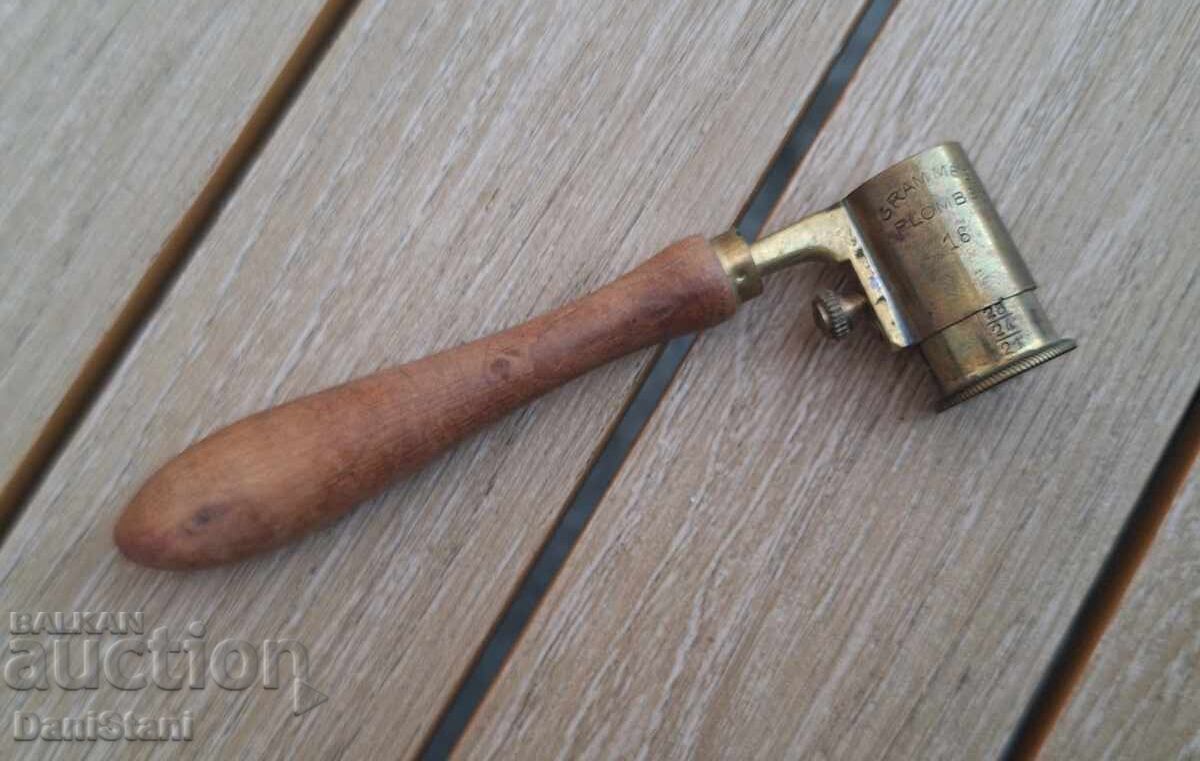 Brass powder and shot dispenser (France)