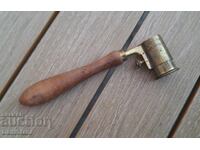 Brass powder and shot dispenser (France)