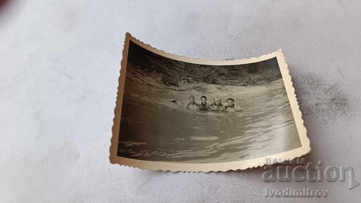 Φωτογραφία Τεσσάρων νέων στον ποταμό