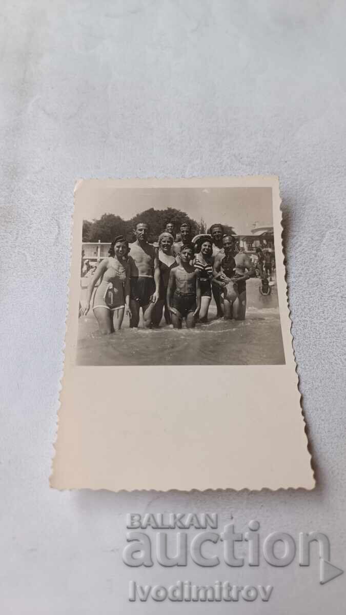 Foto Bărbați și femei pe plajă Foto Bărbați și femei pe plajă