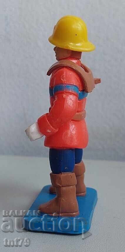 Доставка на Фигура пожарникар. Доставка на Фигура пожарникар.