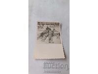 Снимка Мъже жени и деца на плажа