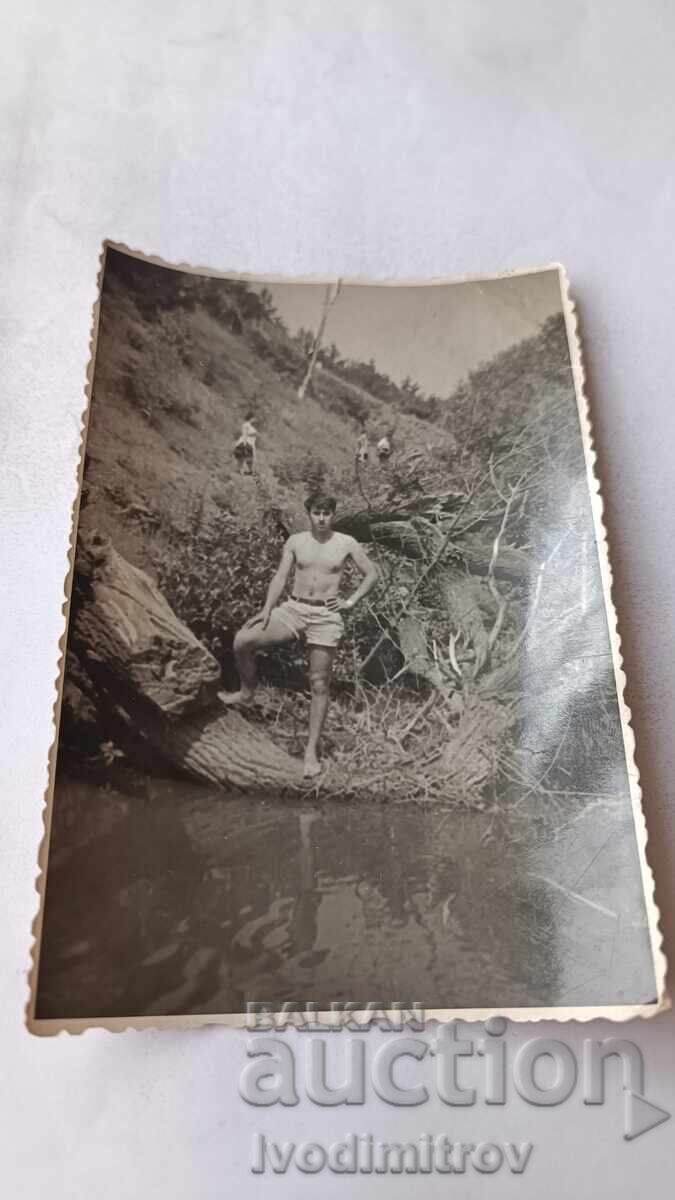 Photo Young man in shorts by the river