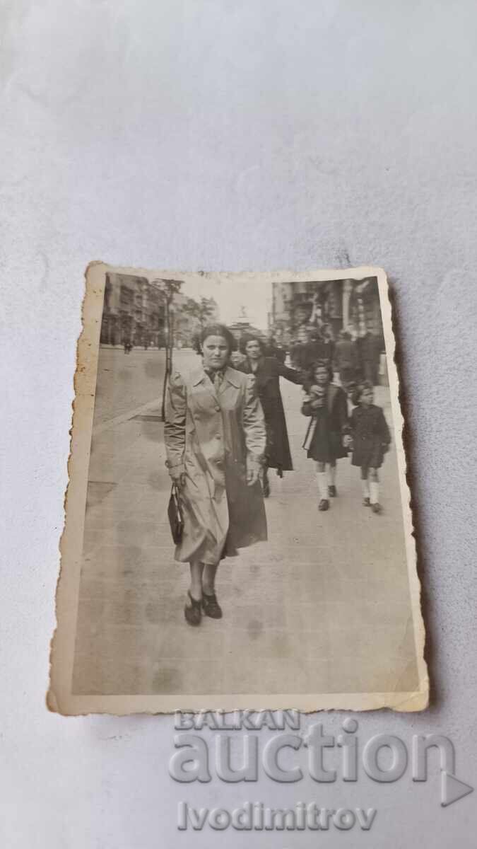 Φωτογραφία Σοφία Νεαρή γυναίκα σε έναν περίπατο