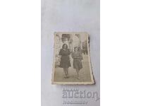 Снимка София Две млади момичета пред джамия Баня Баши