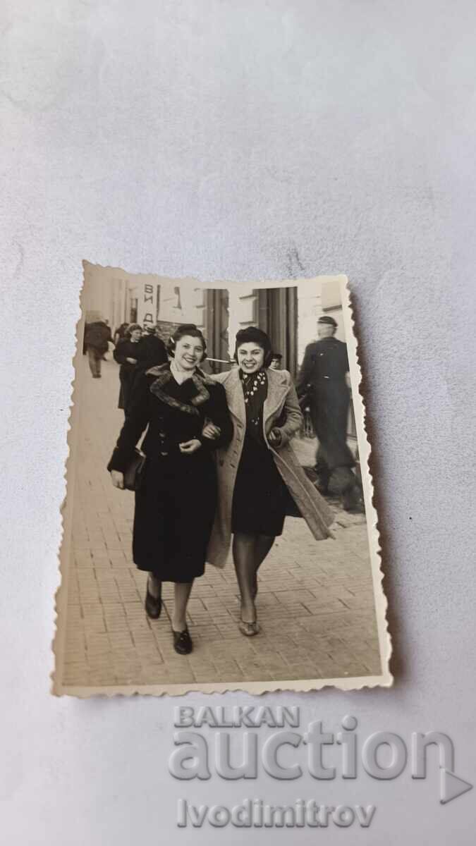 Foto Sofia Două femei la plimbare Foto Sofia Două femei la plimbare