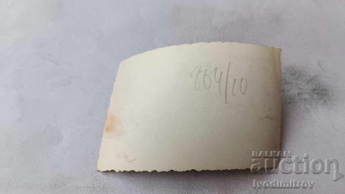 Снимка София Петима млади мъже седнали на пейка с цена € 1.17 | 2.29 лв.